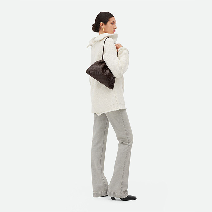 bottega veneta medium dustbag intrecciato leather drawstring crossbody pouch #796728